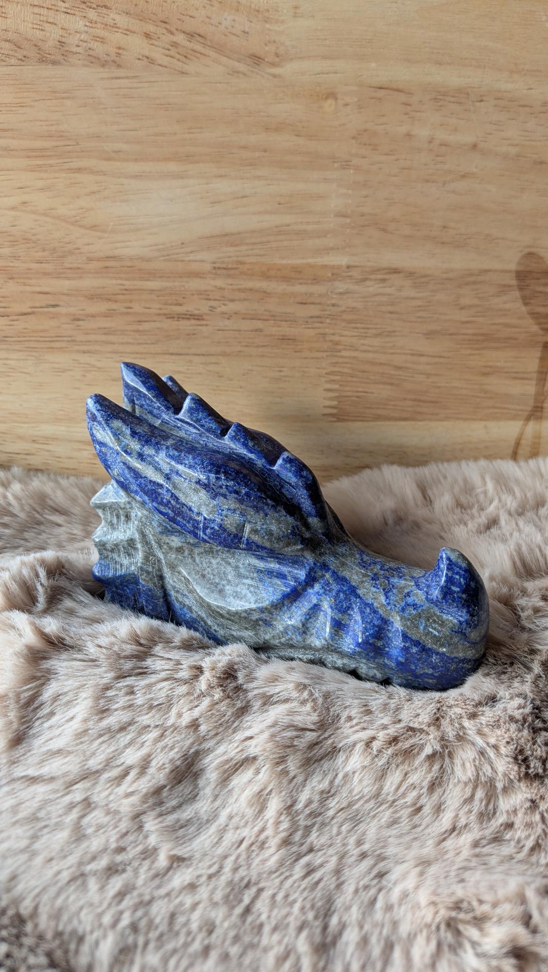 Gedetailleerde handgesneden draak carving van lapis lazuli met diepblauwe tinten.