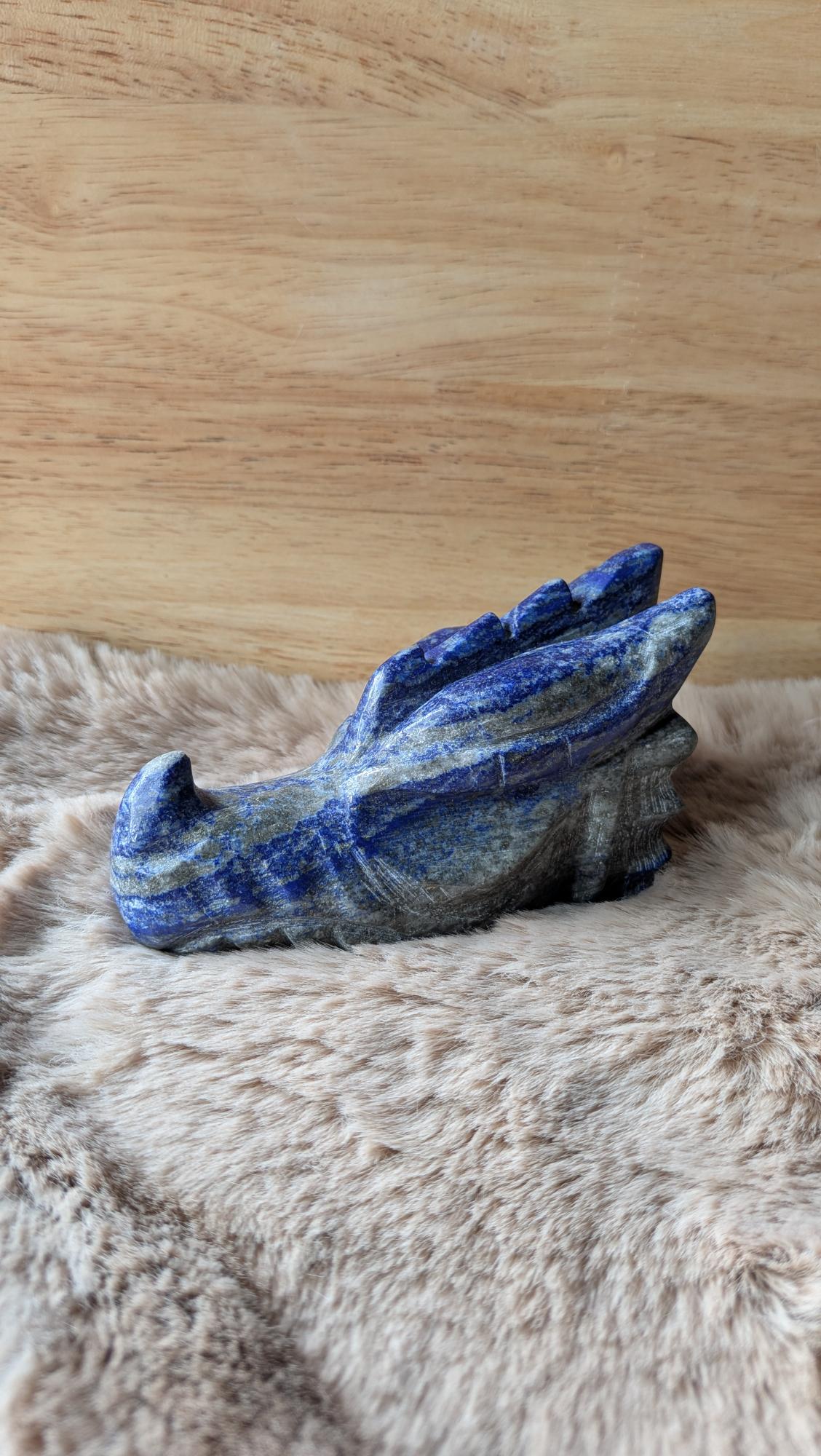 Detailopname van de unieke structuur en afwerking van de lapis lazuli draak.