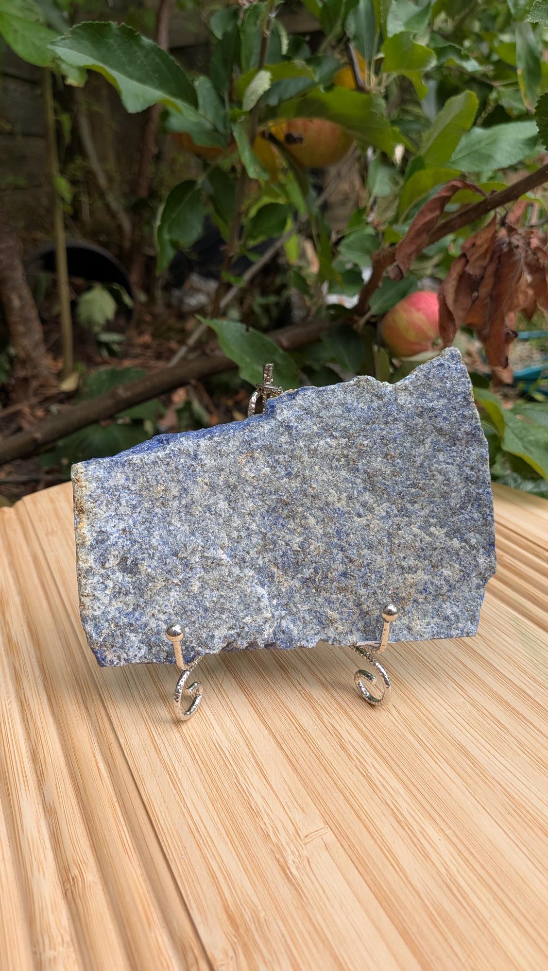 Natuurlijke ruwe achterkant van een lapis lazuli plak op een standaard