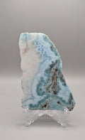 Grote gepolijste Larimar plak van 150 gram met wit-blauw oceaanpatroon op een transparante luxe standaard van Edeltwist.