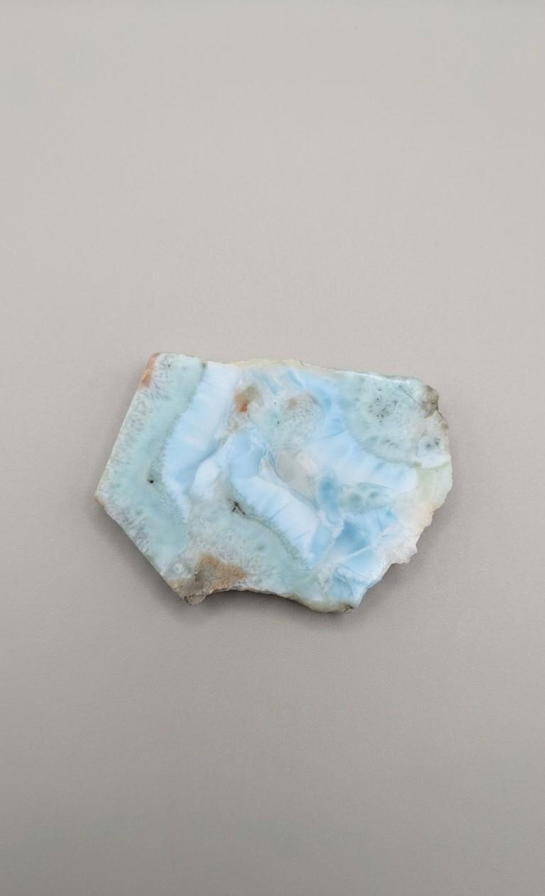 Natuurlijk larimar plakje van 40 x 28 mm met prachtige blauwe oceaanpatronen, gefotografeerd op een neutrale achtergrond.