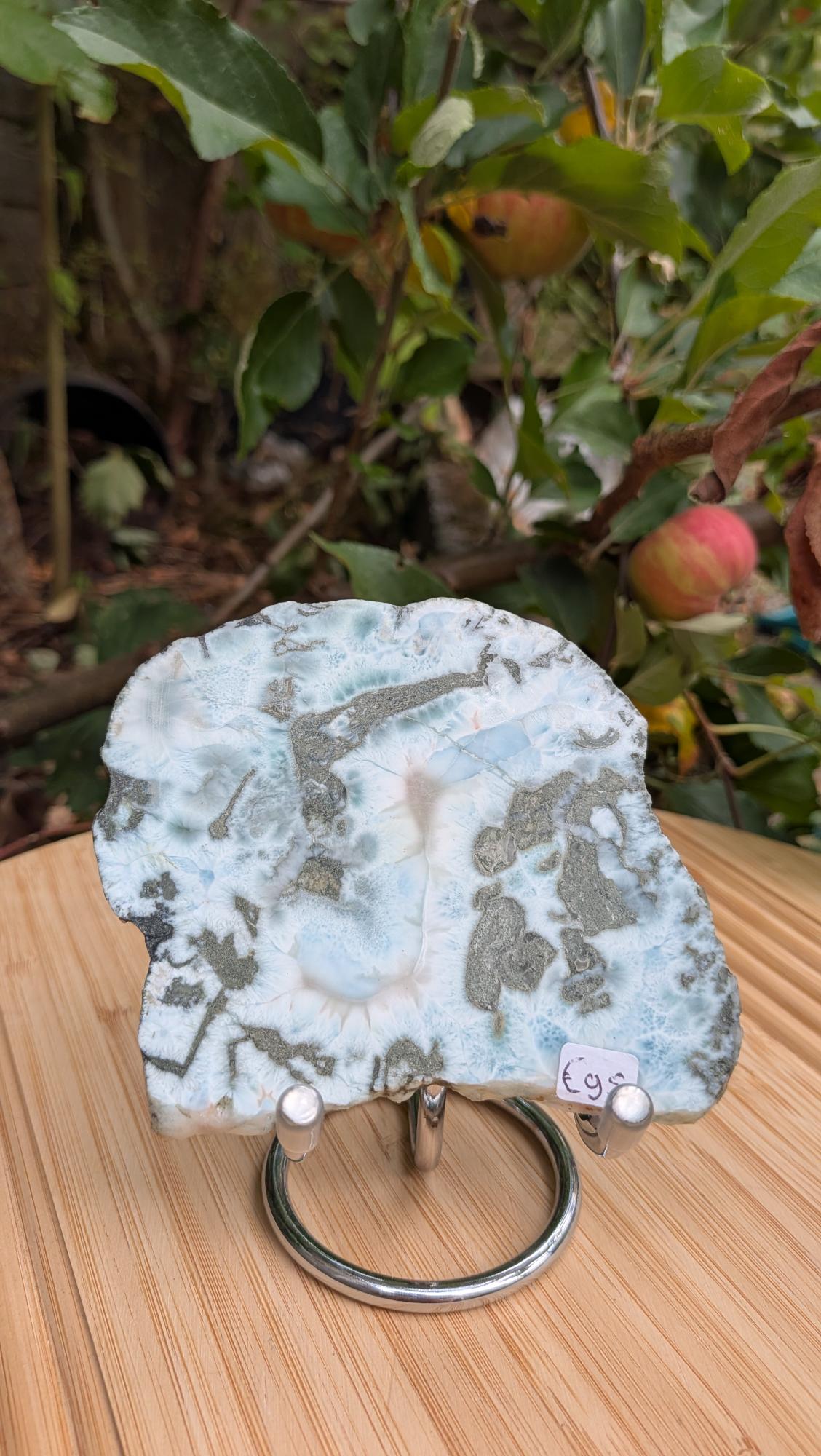 Zeldzame blauwe Larimar plak van 157 gram met unieke structuren op een verchroomde displaystandaard