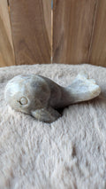 Zijaanzicht van maansteen walvis van 10 cm lang op harige ondergrond.
