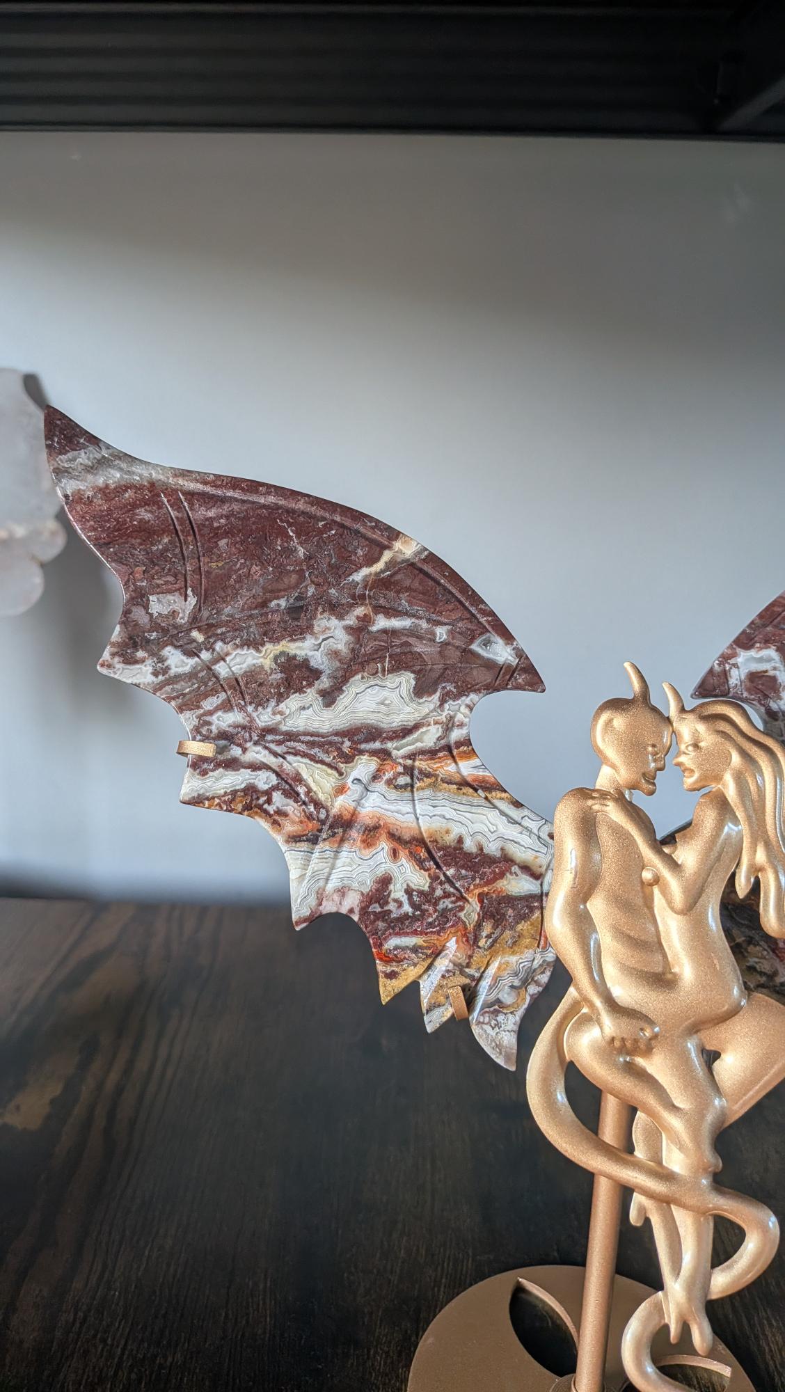 Dichtbij opname van Mexicaanse Crazy Lace Agaat vleugel op Verboden Liefde standaard