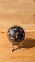 Gepolijste mica bol van 6.5 cm met unieke minerale schittering.