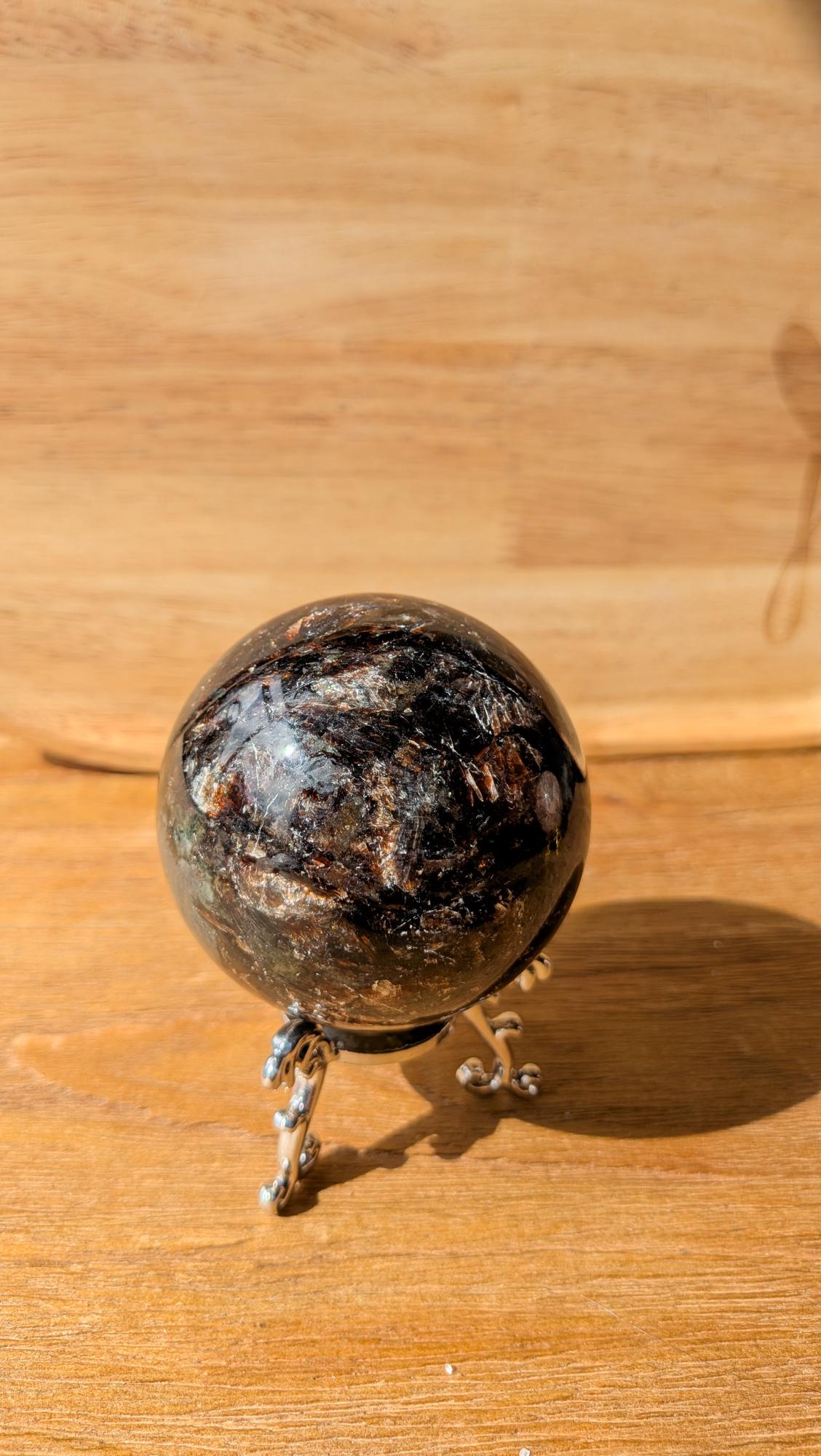 Gepolijste mica bol van 6.5 cm met unieke minerale schittering.