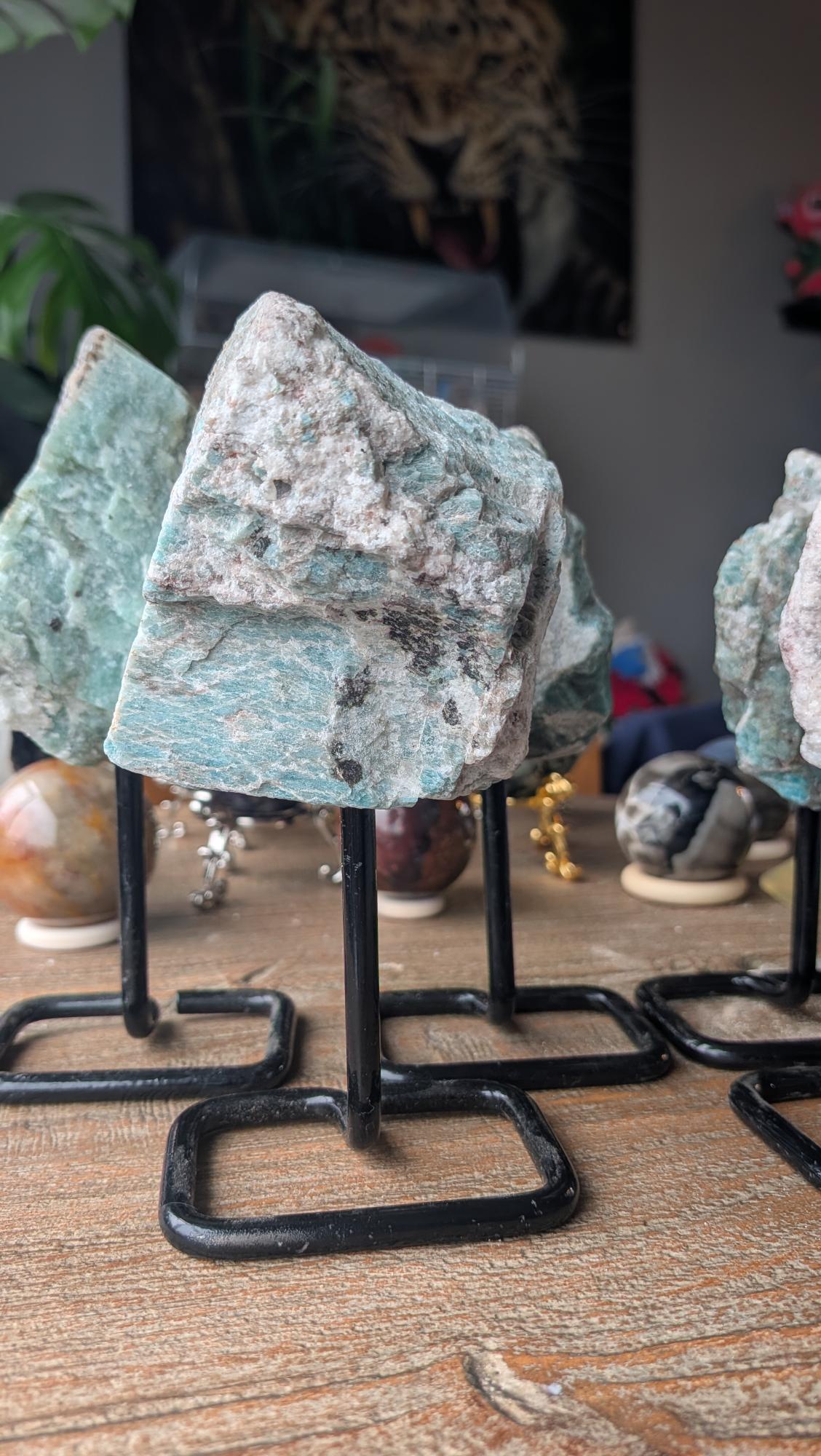 Ruwe Amazoniet edelsteen op zwarte standaard, exemplaar nummer 209, 338 gram zwaar en 16 cm hoog.