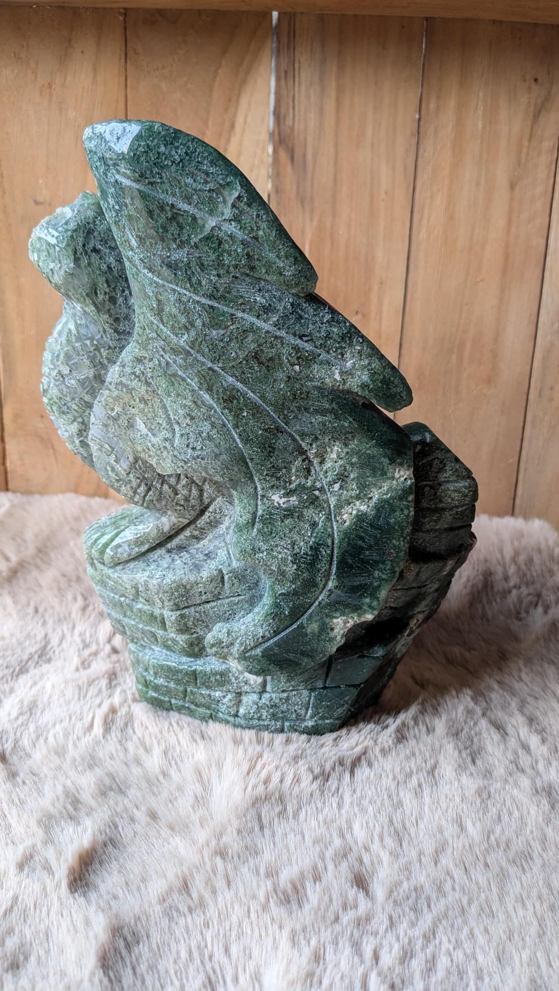 Gedetailleerde handgesneden draak carving van mosagaat met diepe groentinten en patronen.