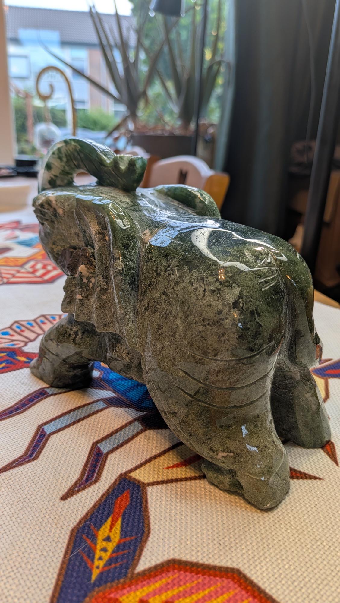 Grote zware olifant carving van mosagaat van 2097 gram en 22 cm - Edeltwist