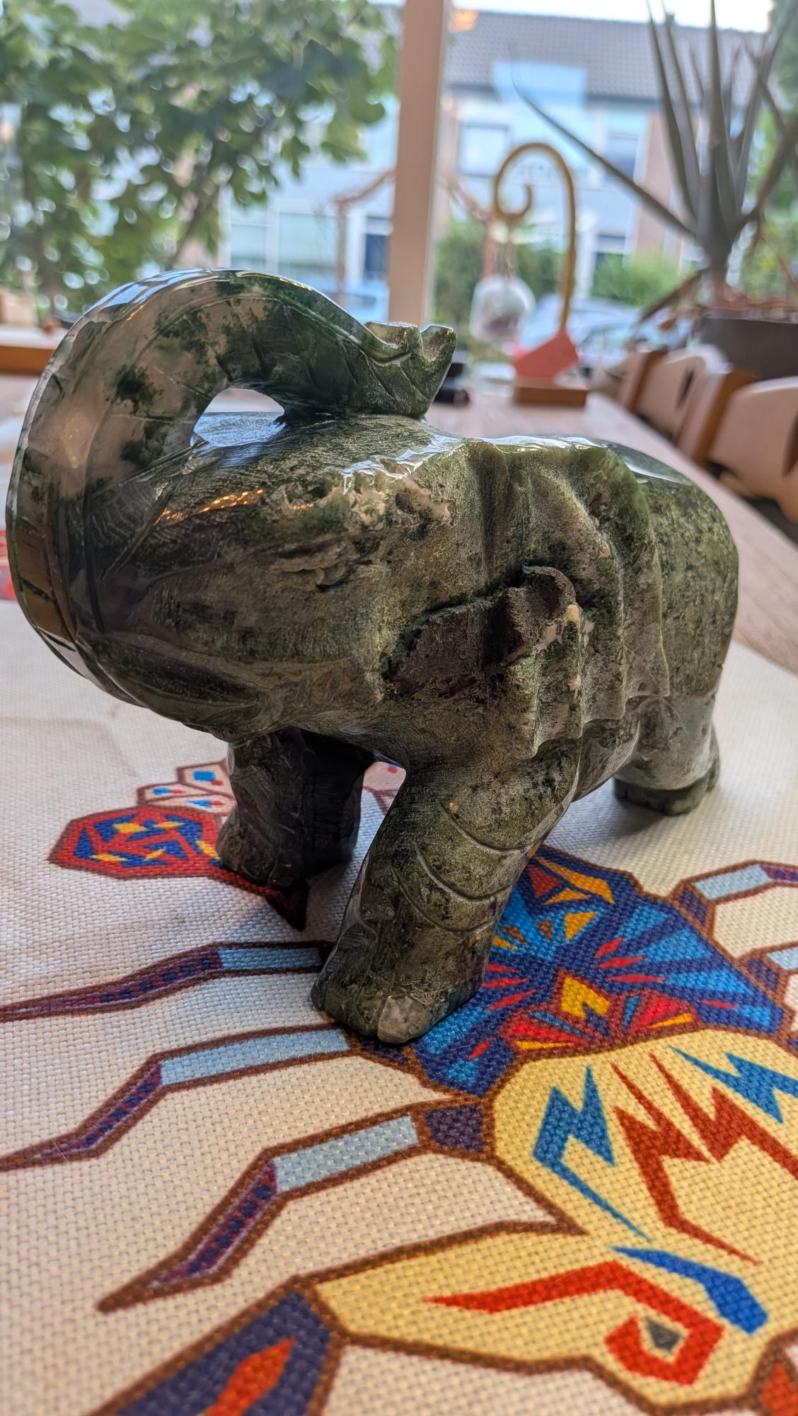 Grote zware olifant carving van mosagaat van 2097 gram en 22 cm - Edeltwist