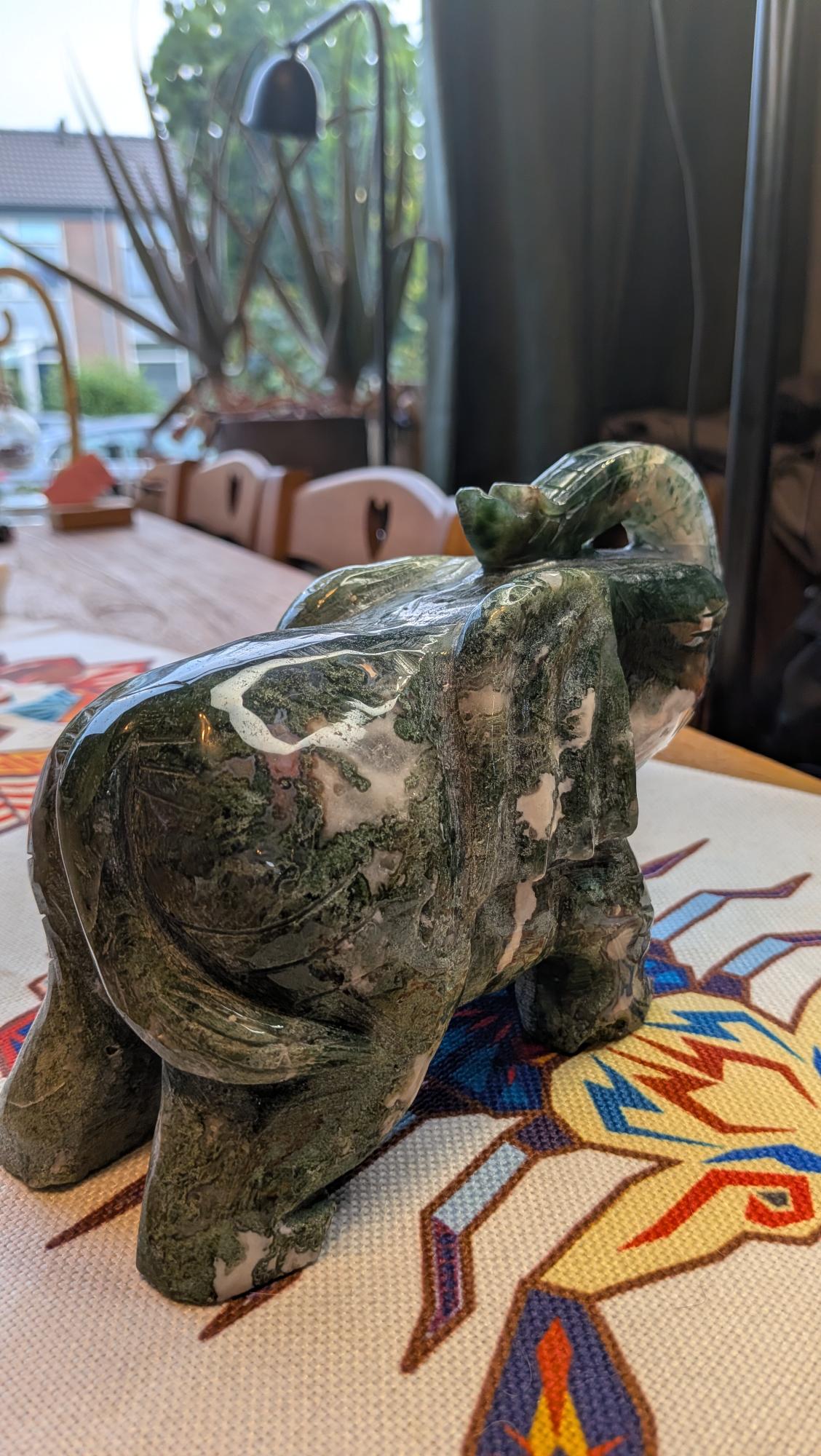 Grote zware olifant carving van mosagaat van 2097 gram en 22 cm - Edeltwist