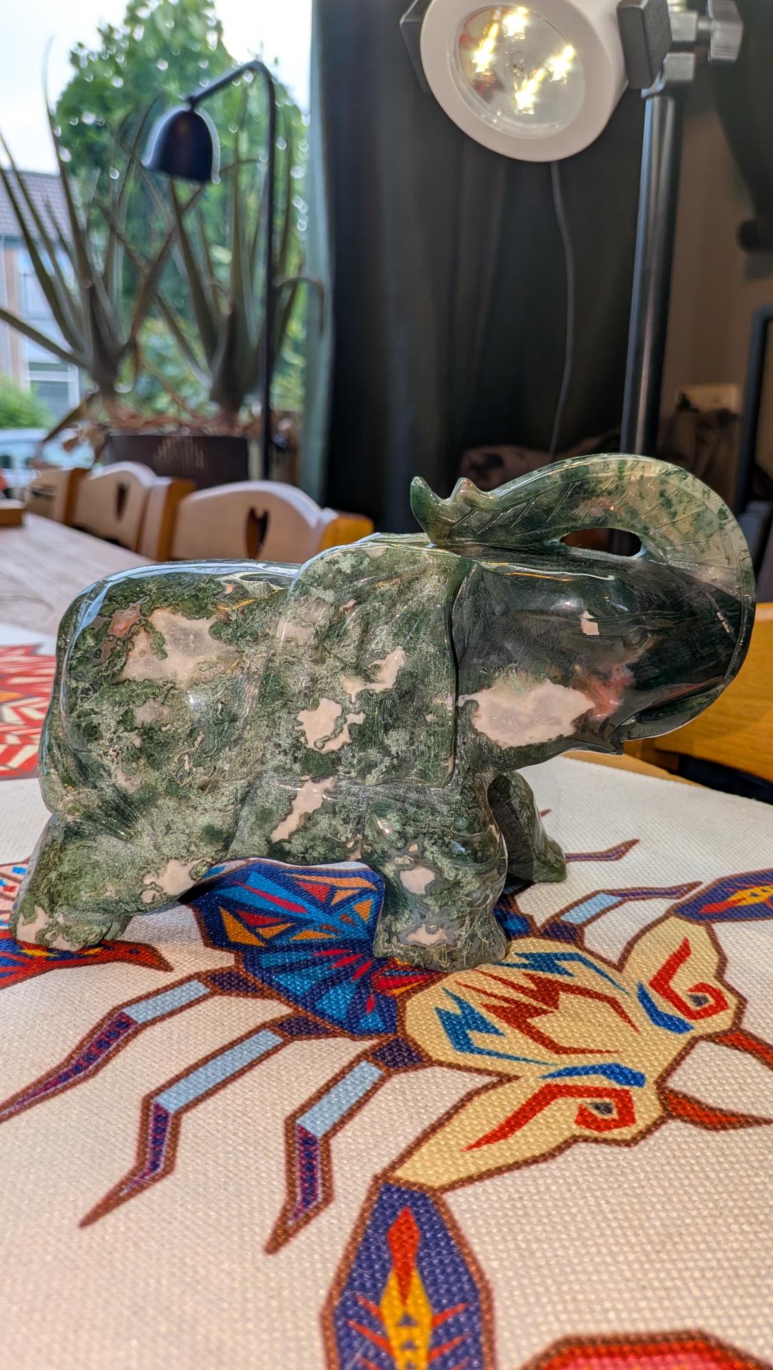 Grote zware olifant carving van mosagaat van 2097 gram en 22 cm - Edeltwist