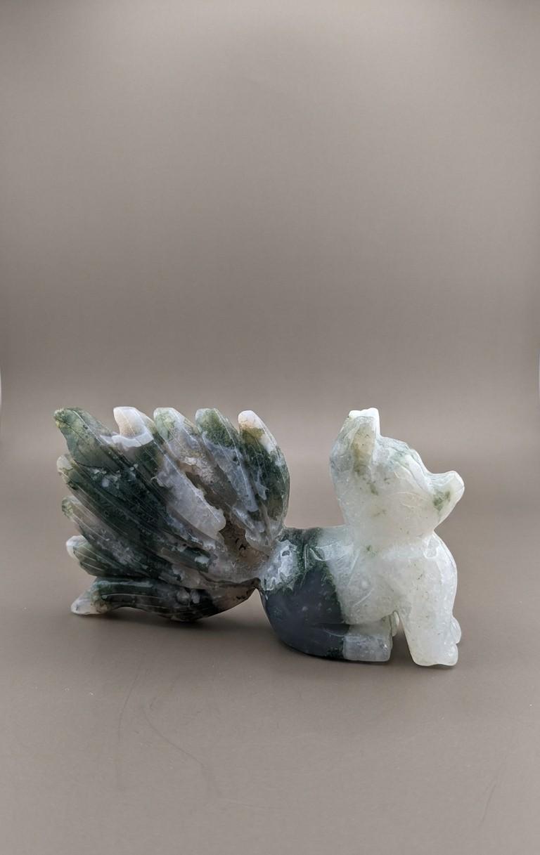 Zijaanzicht van een handgeslepen Mosagaat Ninetail Fox (vos) met zichtbare natuurlijke kristalholtes (druzy) en negen gedetailleerde staarten, 12,5 cm lang.