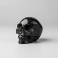 Handgesneden zwarte obsidiaan schedel van 274 gram op een houten ondergrond.