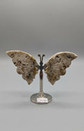 Kleine edelsteen vlinder van Ocean Jaspis in beige en bruintinten op een zilverkleurige standaard, 8 cm breed.