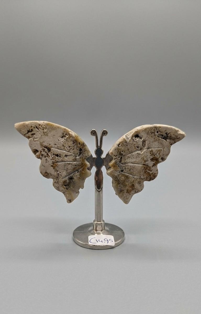 Kleine edelsteen vlinder van Ocean Jaspis in beige en bruintinten op een zilverkleurige standaard, 8 cm breed.