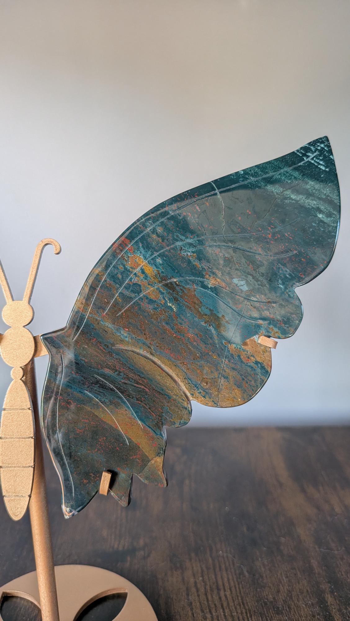 Detail van diepgroene en goudbruine lagen in Oceaan Jaspis vlindervleugel