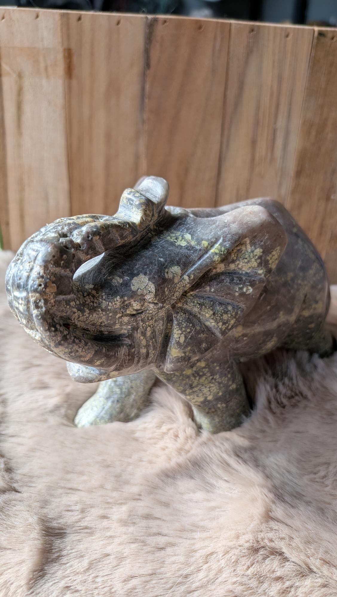 Gedetailleerde handgesneden reuze olifant carving van perzik toermalijn met unieke patronen.