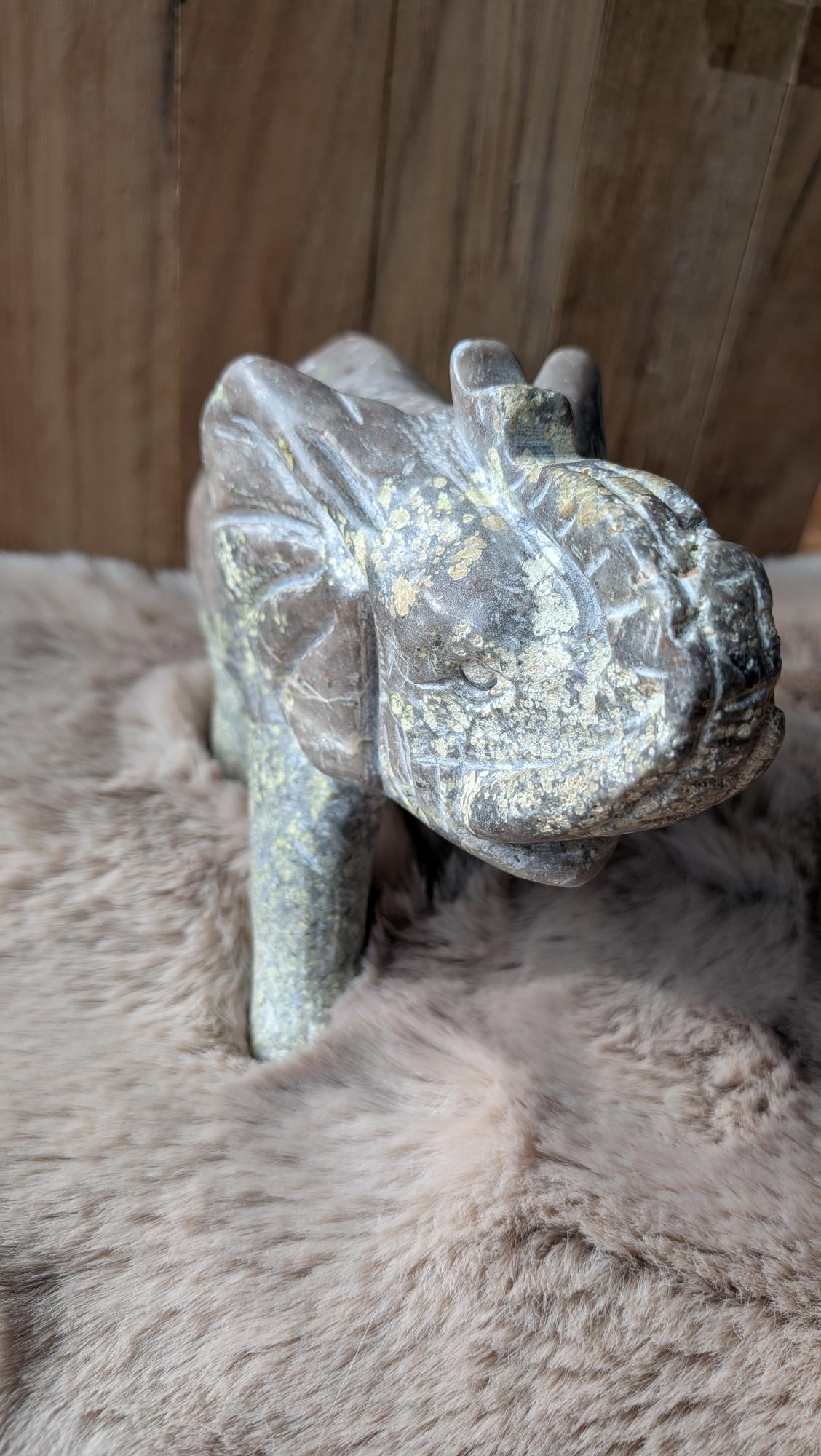 Gedetailleerde handgesneden reuze olifant carving van perzik toermalijn met unieke patronen.