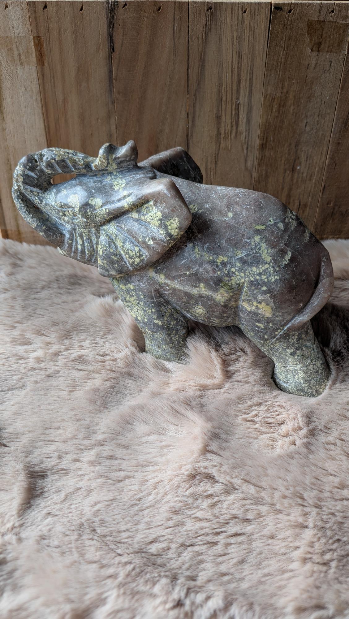 Gedetailleerde handgesneden reuze olifant carving van perzik toermalijn met unieke patronen.