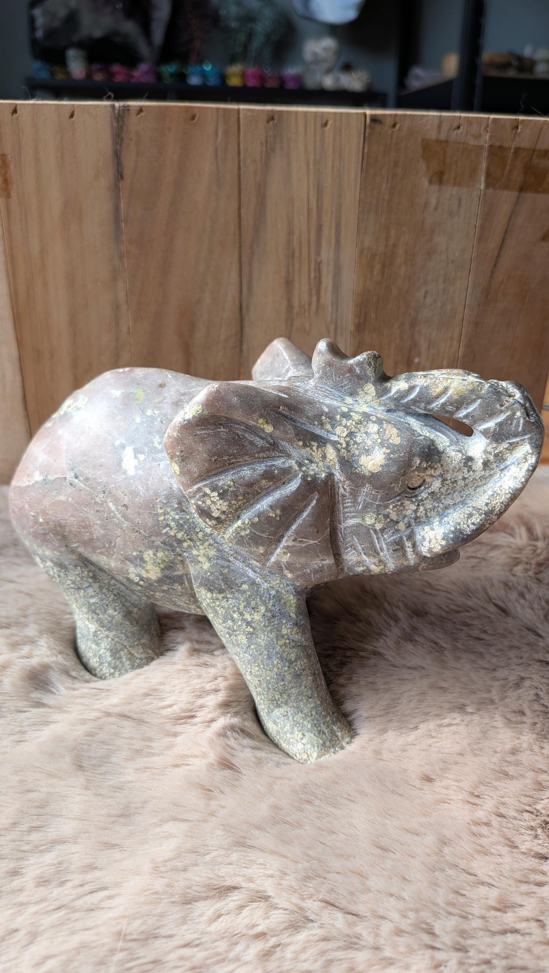Gedetailleerde handgesneden reuze olifant carving van perzik toermalijn met unieke patronen.
