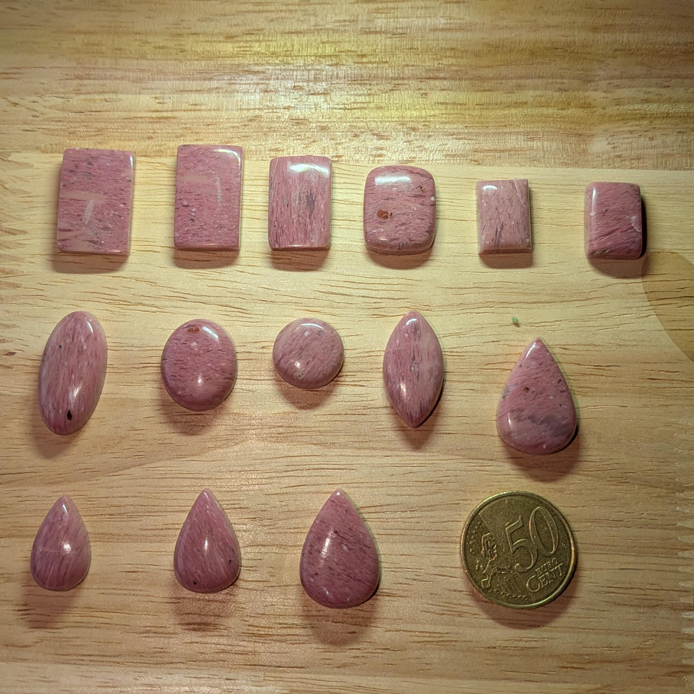 Collectie Parel Jaspis edelstenen in diverse vormen zoals rechthoek, ovaal en druppelvorm in een zachte roze kleur.