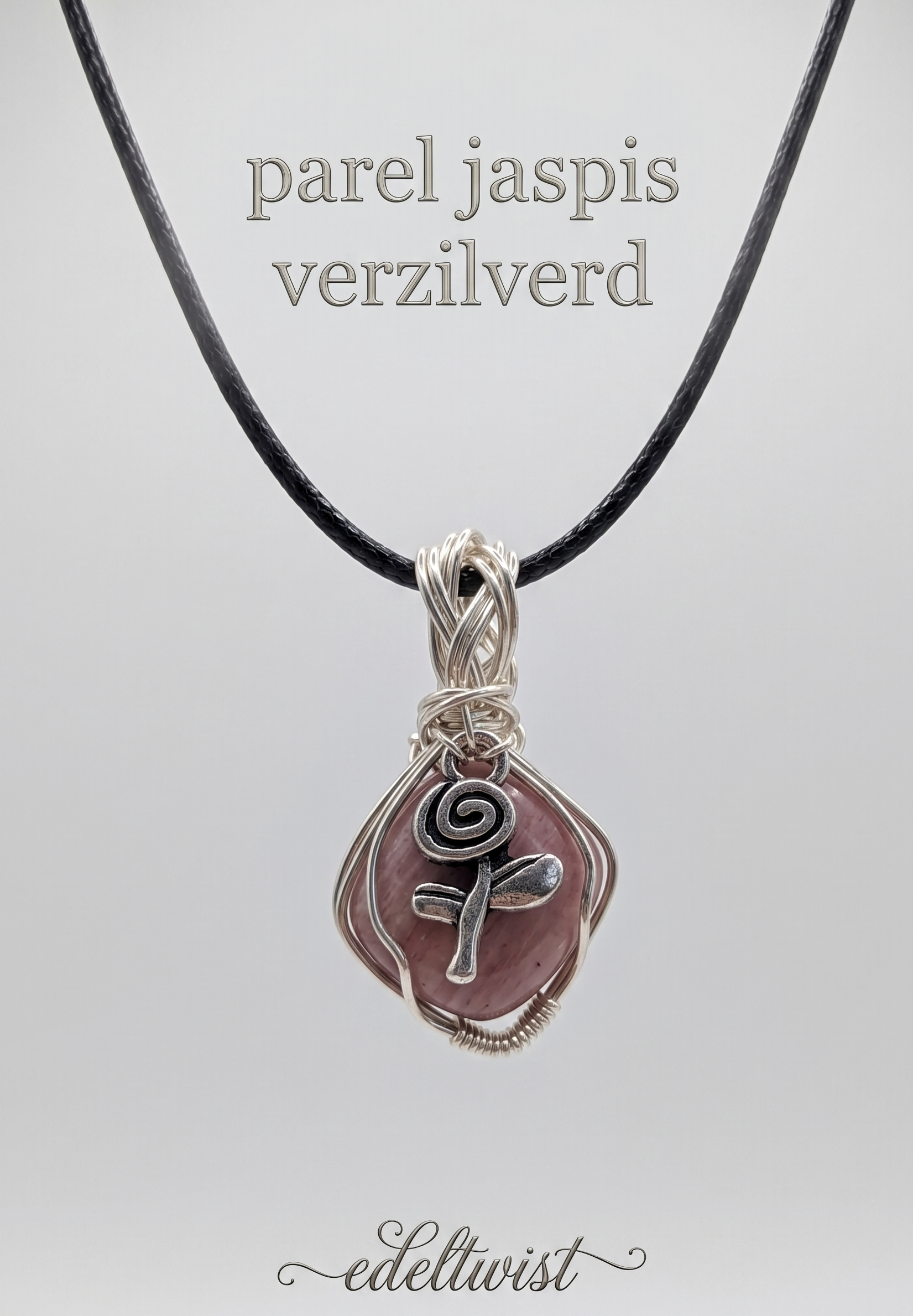 Handgemaakte roze parel jaspis hanger met een zilverkleurig roos-bedeltje aan de voorkant, vakkundig gewrapt in glanzend verzilverd draad door Edeltwist op een neutrale achtergrond.