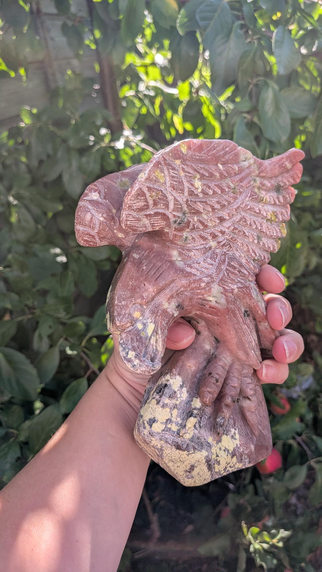 Zijaanzicht en gedetailleerd verenkleed van de perzik toermalijn adelaar carving