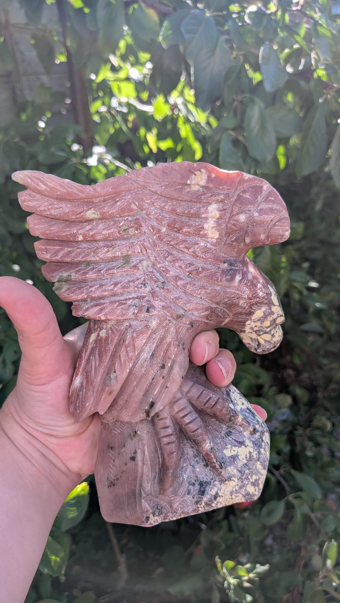 Zijaanzicht en gedetailleerd verenkleed van de perzik toermalijn adelaar carving