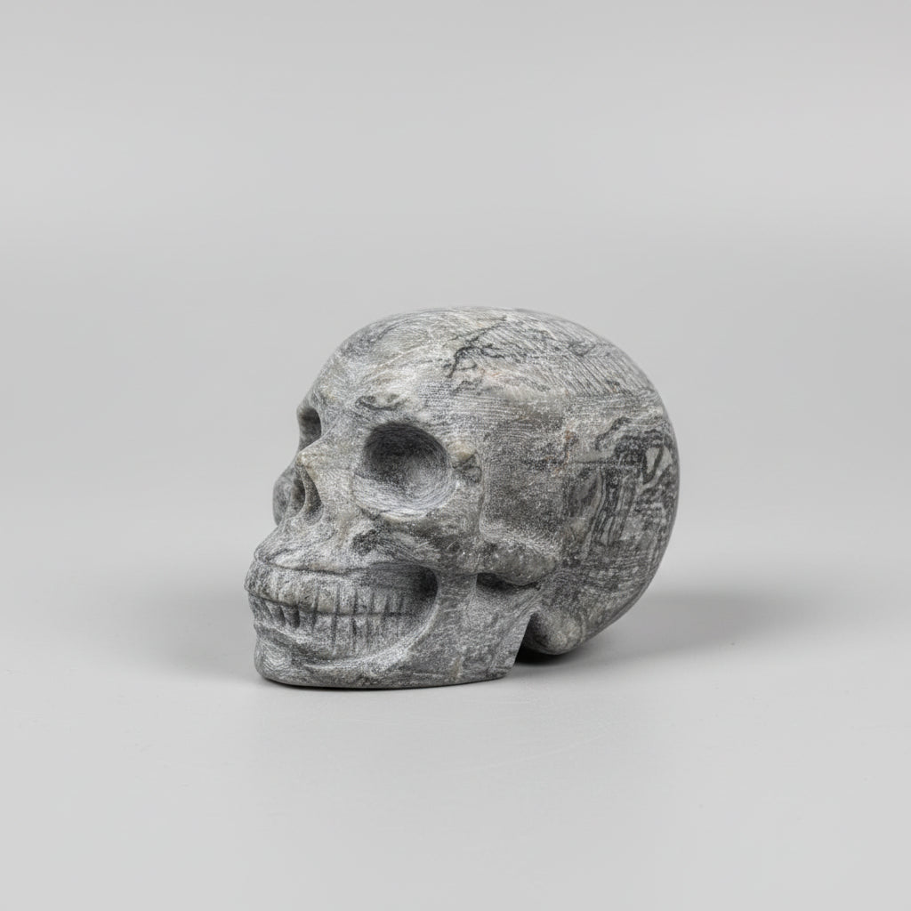 Vooraanzicht van een picasso jaspis skull van 357 gram met gedetailleerde afwerking.