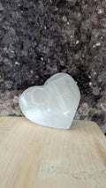 Puur en helder Seleniet hart met natuurlijke vezelstructuur - Edeltwist collectie