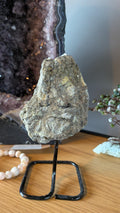 XL Pyriet kristal met metallic glans op zwarte metalen standaard - Edeltwist collectie