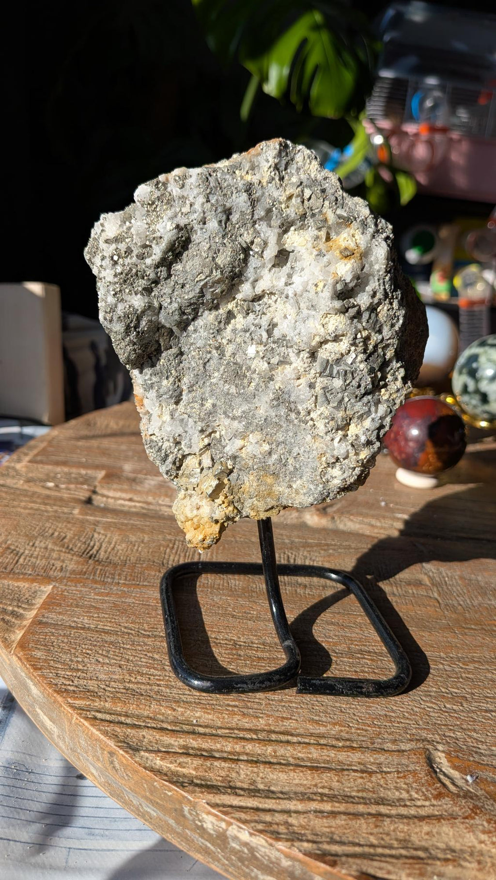 Voorzijde van een zware Pyriet op standaard met goudkleurige kristallen en witte kwarts.