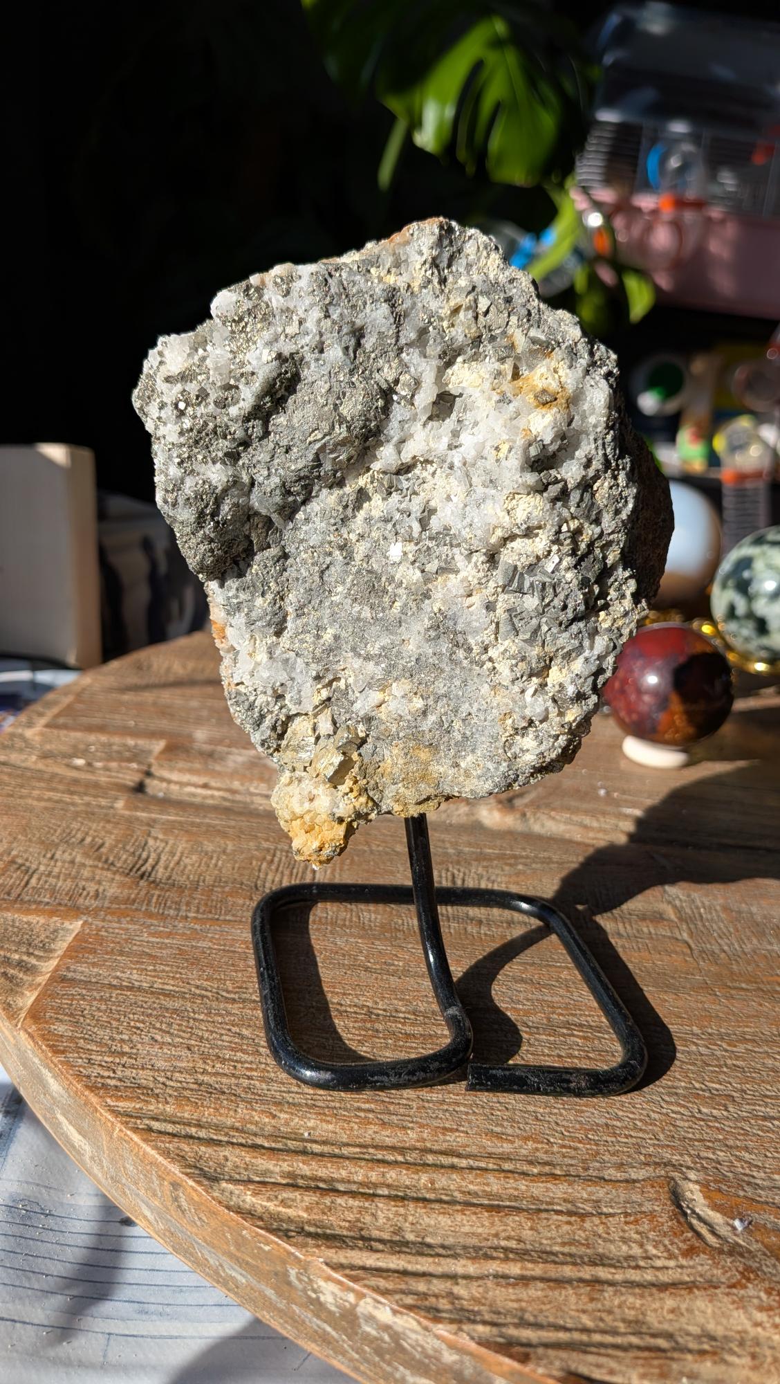 Voorzijde van een zware Pyriet op standaard met goudkleurige kristallen en witte kwarts.