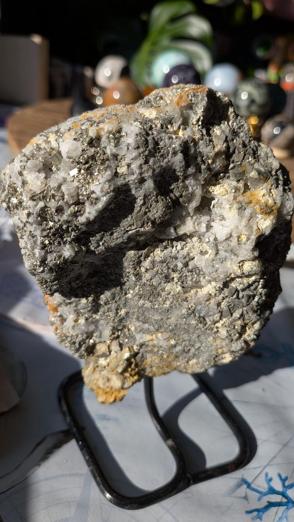 Voorzijde close up van een zware Pyriet op standaard met goudkleurige kristallen en witte kwarts.