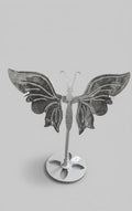 Goudkleurige edelsteen vlinder van Pyriet met metaalglans op een zwarte metalen standaard, 14 cm spanwijdte.