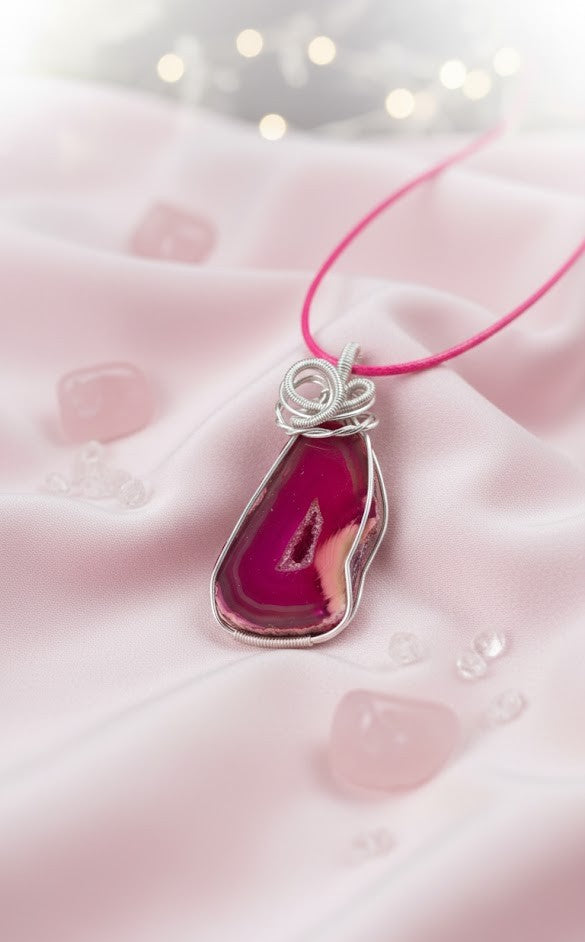 Handgemaakte Roze Agaat Geode Hanger – Verzilverd Wire-Wrap Design – "Innerlijke Kracht"