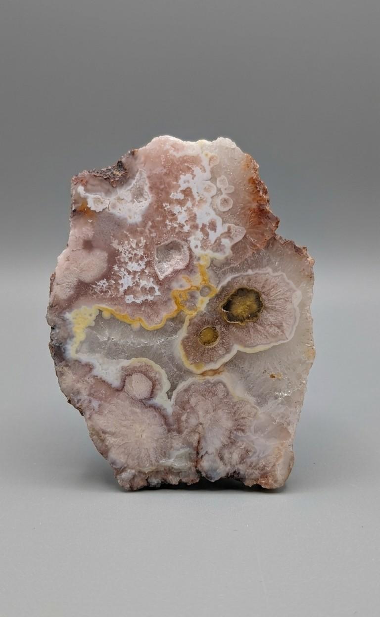 Detailopname van de suikerachtige kristaltextuur en fijne glinstering van een roze amethist plak van 103 gram.