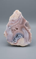 Grote gepolijste roze chalcedoon slab met dromerige pastelroze en crème kleurlagen van Edeltwist.