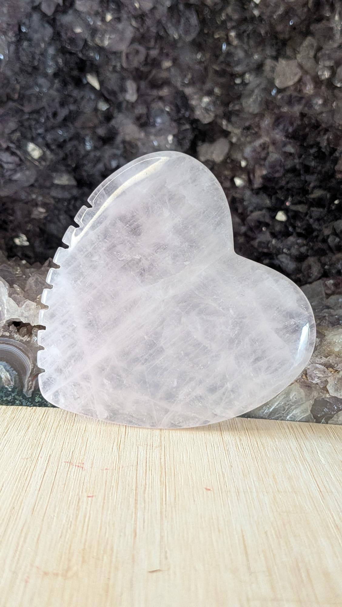 Rozenkwarts Gua Sha Hart – Ontspannende Gezichts- & Lichaamstool (€ 7,50)