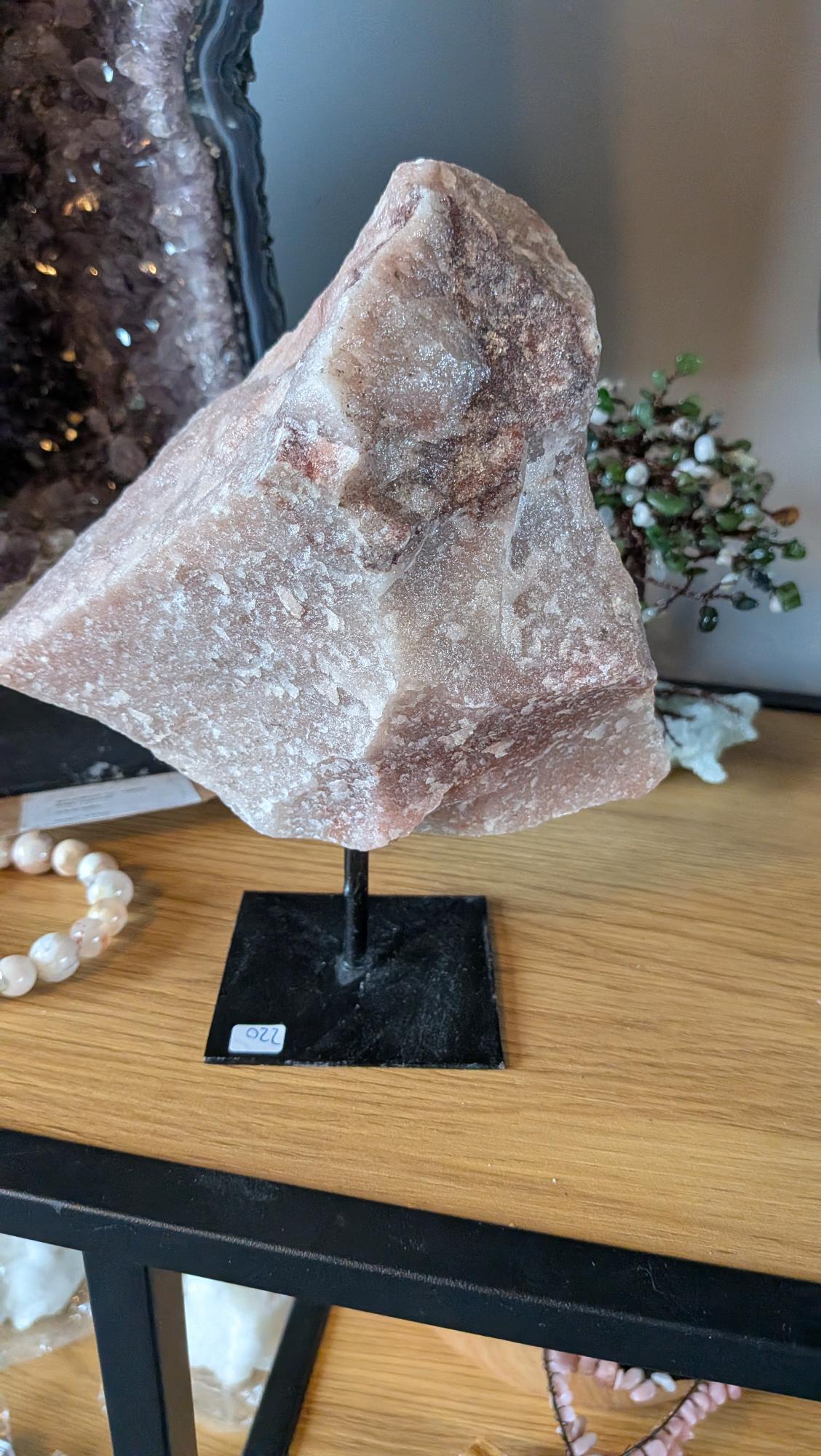 XL Rozenkwarts kristal met zachte roze tinten op een zwarte metalen standaard - Edeltwist collectie