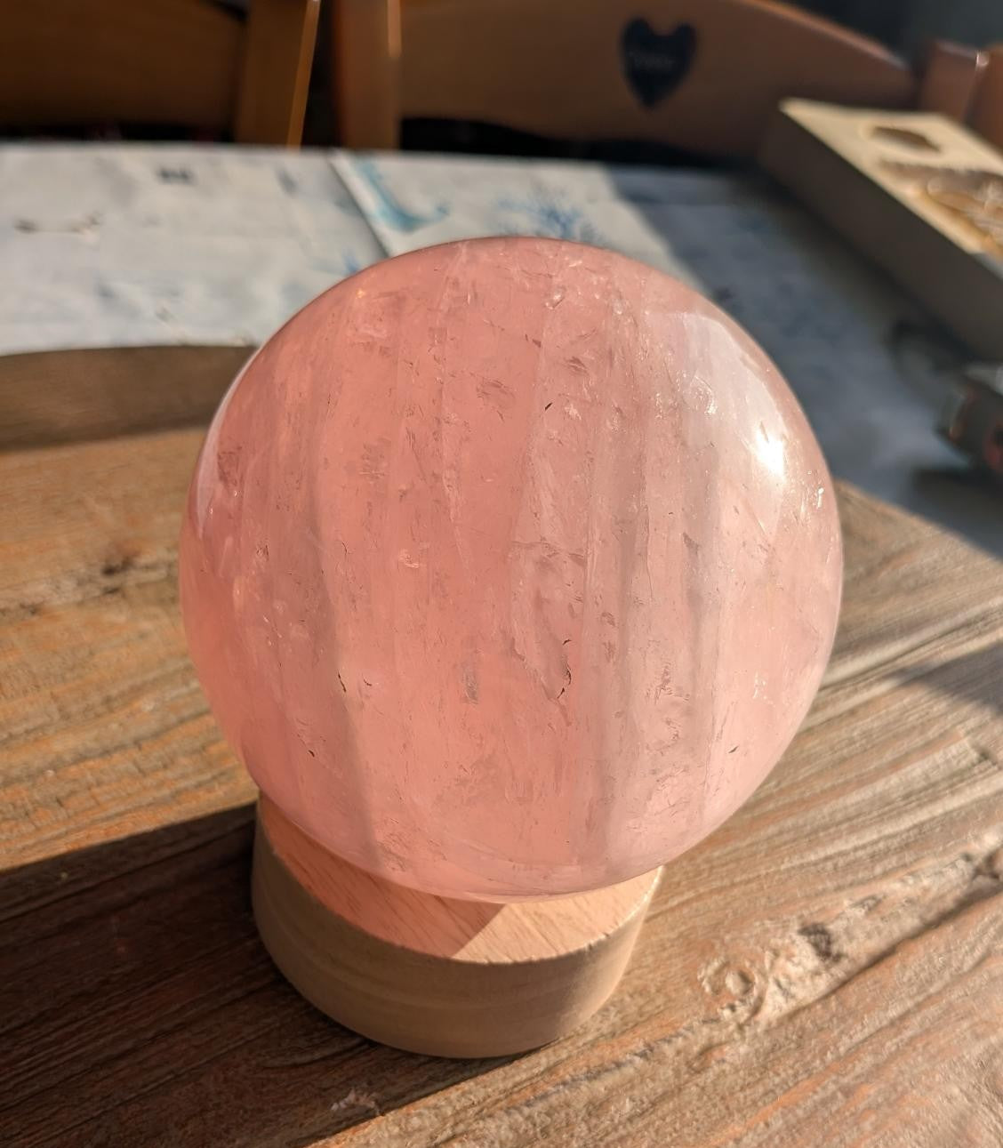 Grote roze AAA Rozenkwarts bol van 1767 gram op houten voet - beste prijs aanbieding
