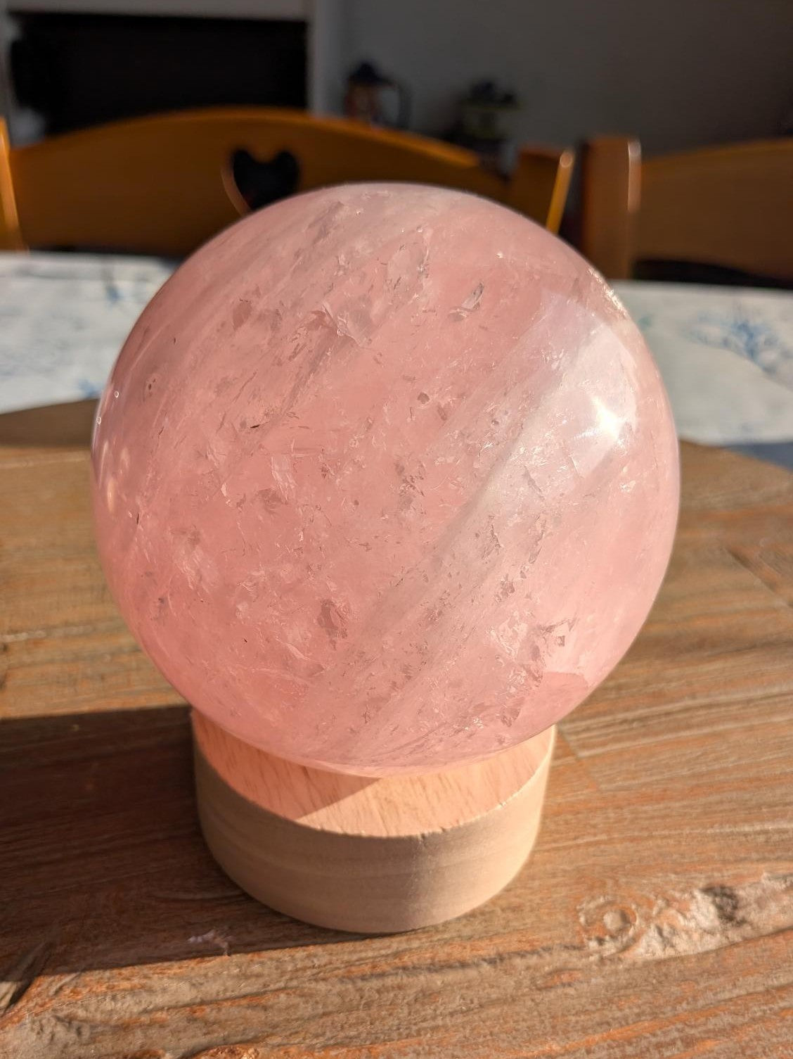 Grote roze AAA Rozenkwarts bol van 1767 gram op houten voet - beste prijs aanbieding