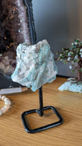 Ruwe Amazoniet met Rookkwarts insluitingen op zwarte metalen standaard - Edeltwist collectie
