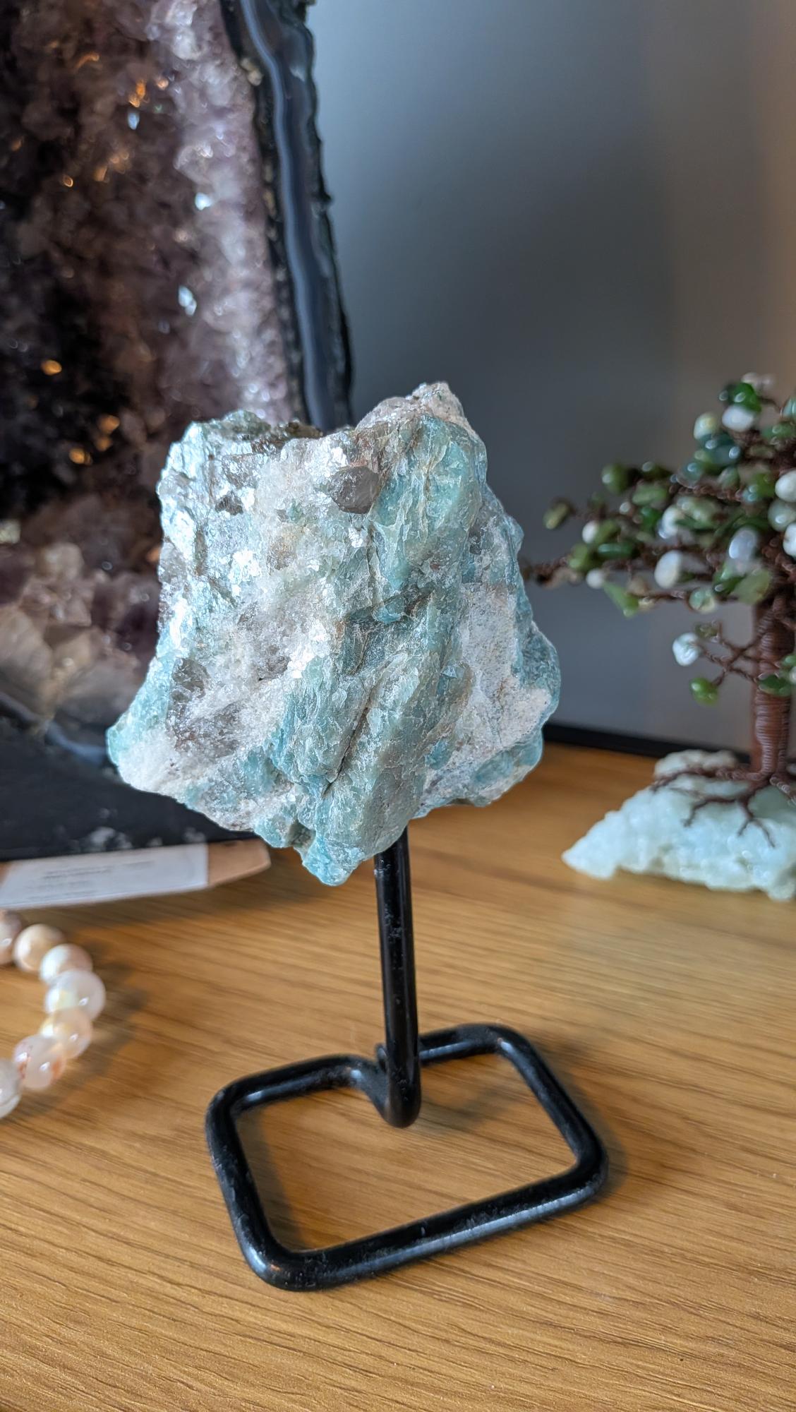 Ruwe Amazoniet met Rookkwarts insluitingen op zwarte metalen standaard - Edeltwist collectie