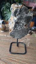 Groot exemplaar ruwe agaat geode met glinsterende kristallen op een zwart metalen statief, nummer 214, 722 gram zwaar.