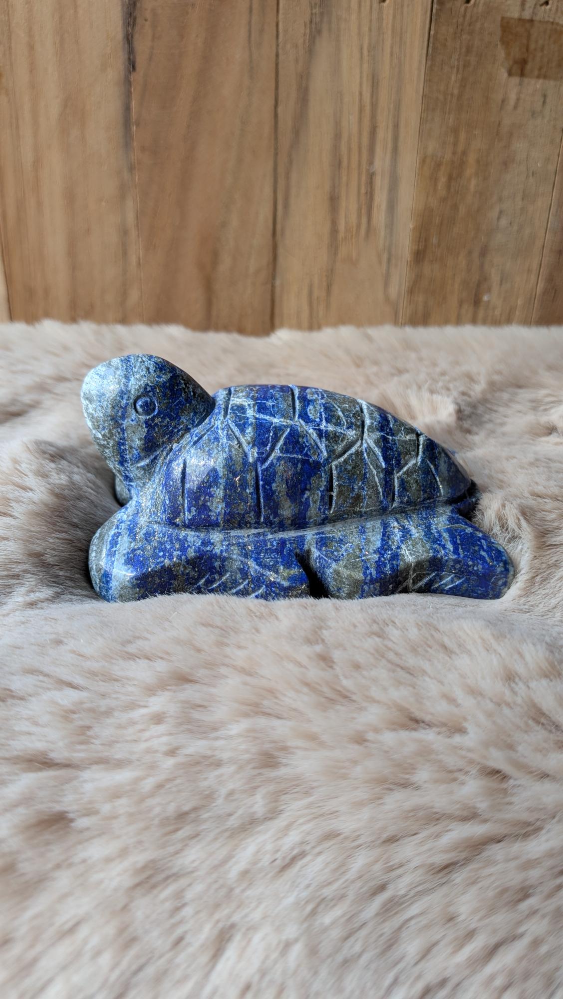Gedetailleerde handgesneden schildpad carving van lapis lazuli met diepblauwe tinten.