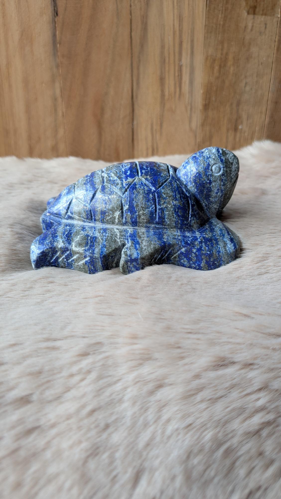 Gedetailleerde handgesneden schildpad carving van lapis lazuli met diepblauwe tinten.