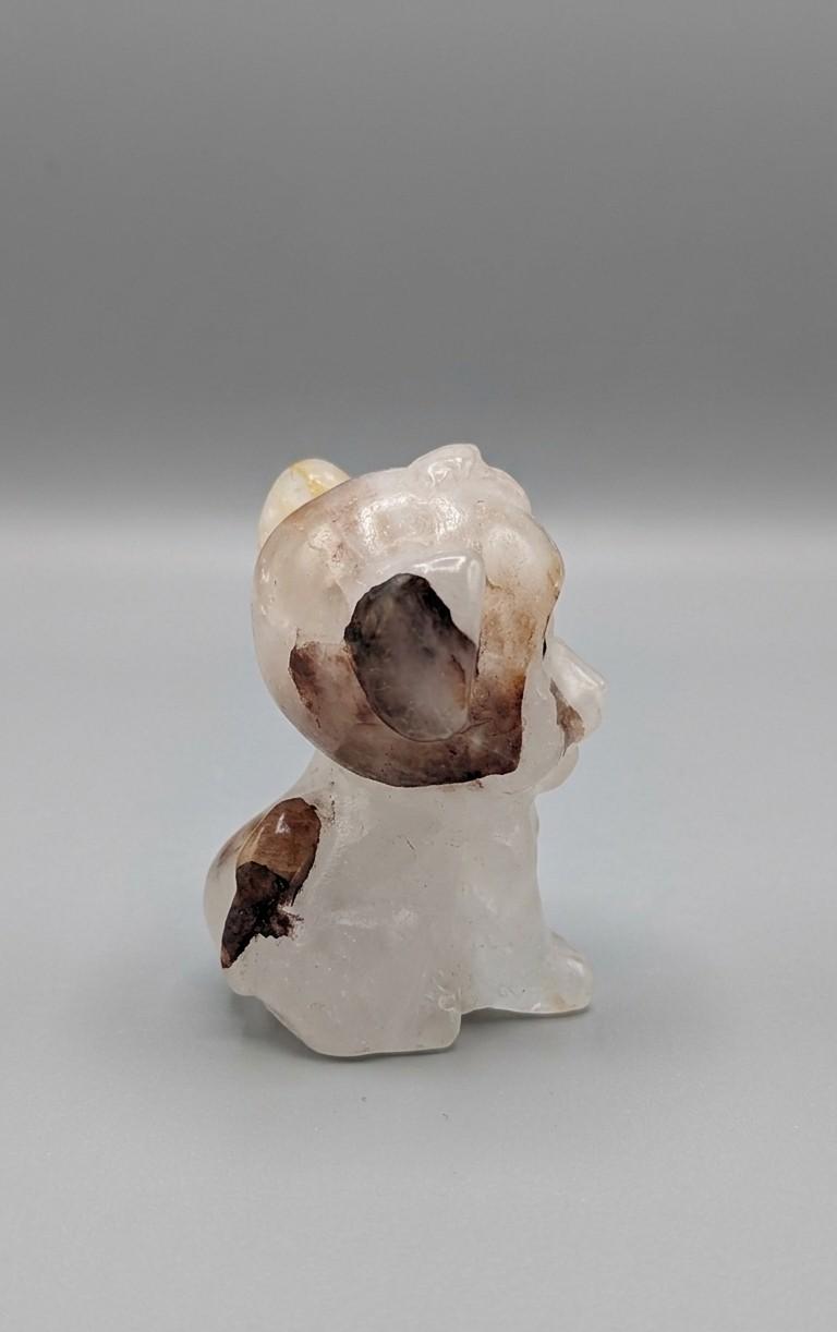 Gedetailleerd edelsteen figuur van de leeuwenwelp Simba, vervaardigd uit gouden Golden Healer kwarts met natuurlijke insluitingen, 5,8 cm hoog en 108 gram zwaar.