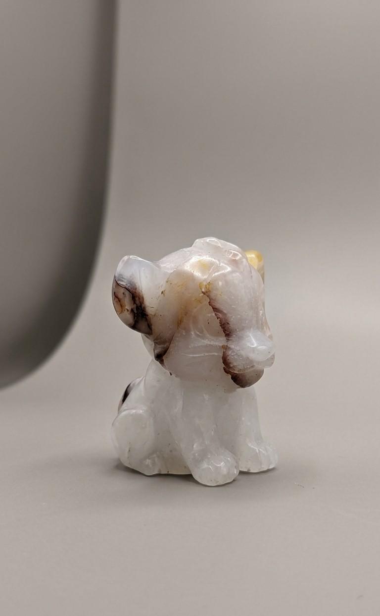 Gedetailleerd edelsteen figuur van de leeuwenwelp Simba, vervaardigd uit gouden Golden Healer kwarts met natuurlijke insluitingen, 5,8 cm hoog en 108 gram zwaar.